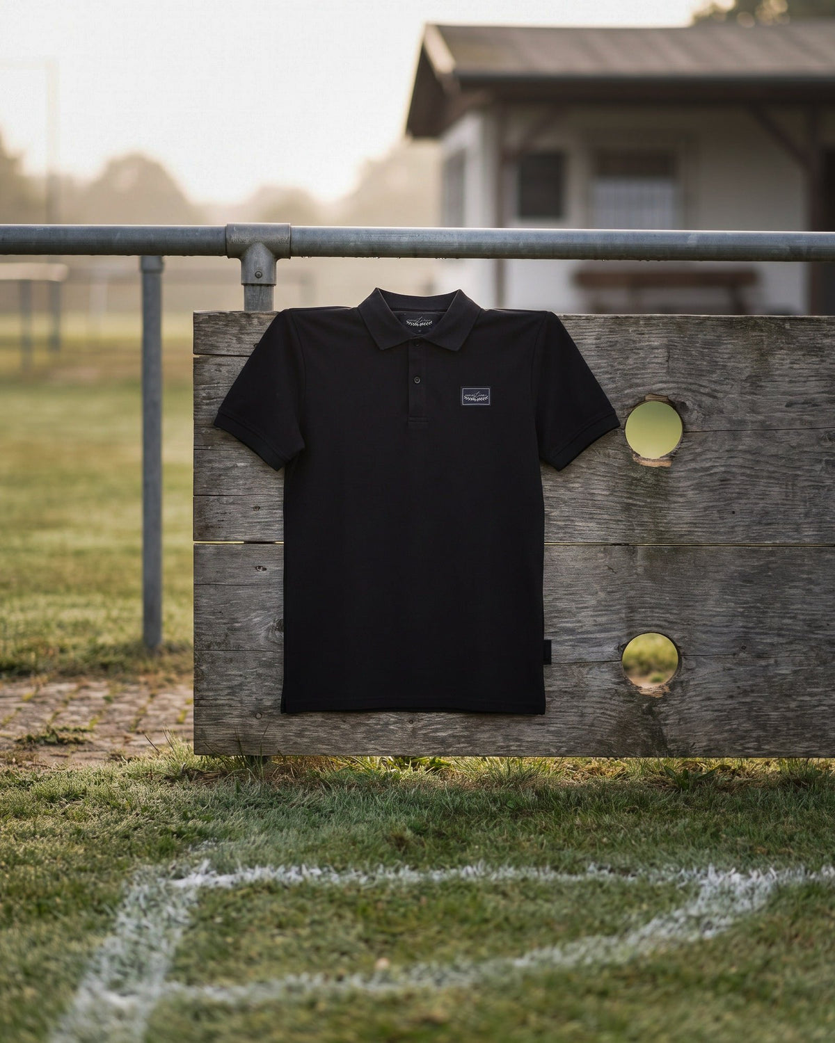 Poloshirt an der Torwand