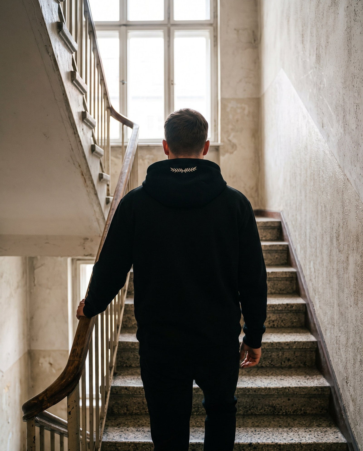 Hoodie im Treppenhaus