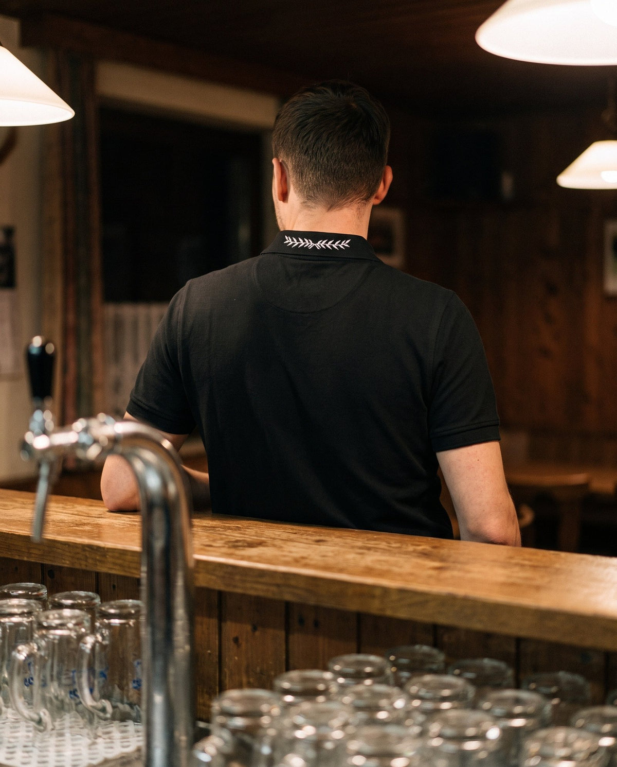 Poloshirt an der Theke